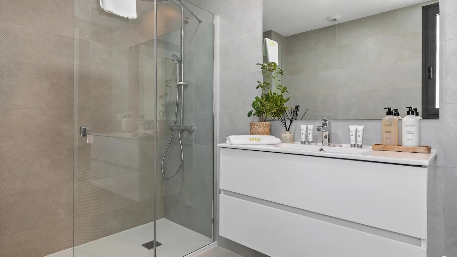 Vivi Homes - Diamond Pool, Gym, Terrace & Sea View Fuengirola Apartment